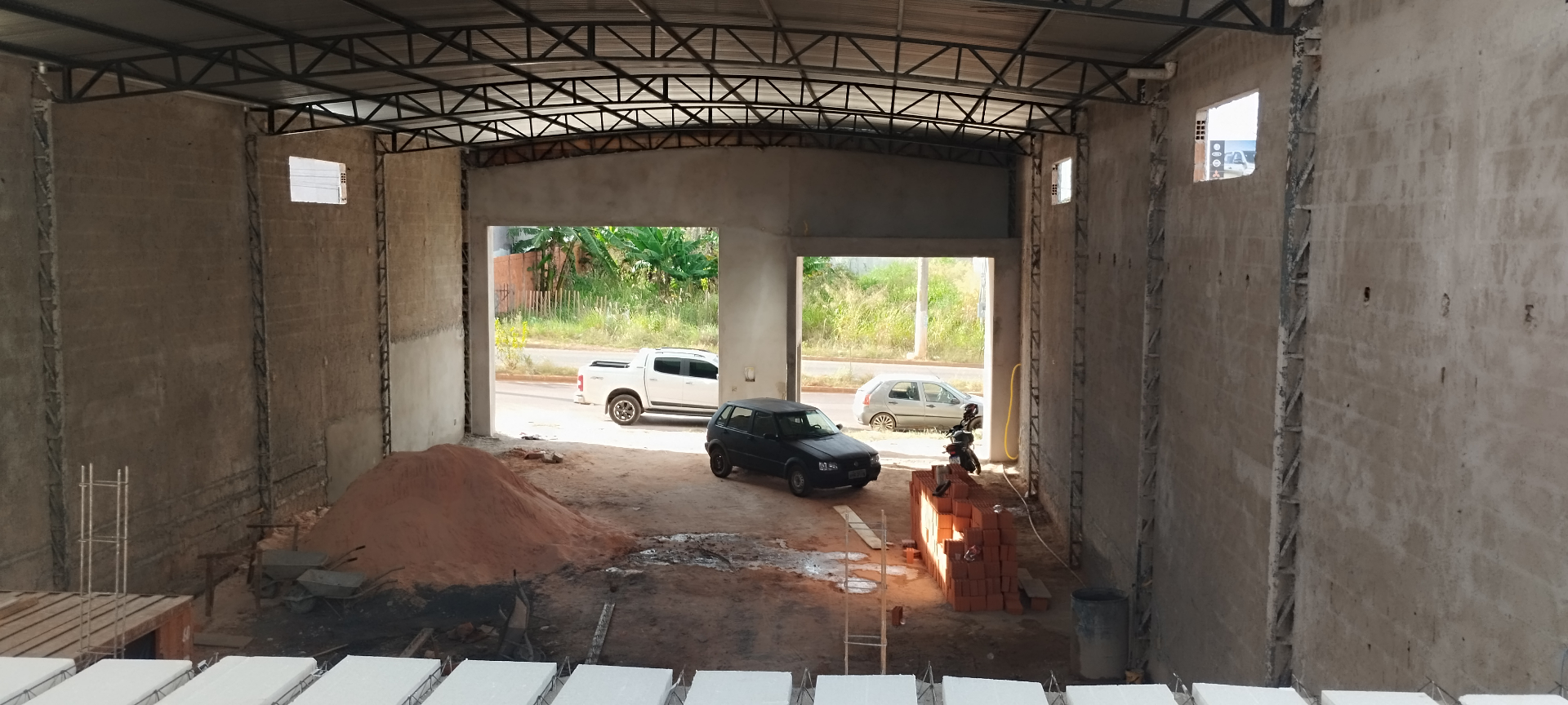 Galpão em obra — estrutura metálica e alvenaria